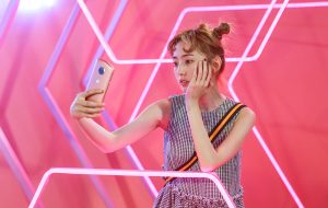美圖 T9 為讓女孩們獨家美學拍照黑科技，特別在華山打造「Meitu T9 Love Vibes」，號召所有女孩周末揪閨蜜參與這場 7/27 至 7/29，限時登場的夢幻派對。「Meitu T9 Love Vibes」擁有女孩必朝聖的五大特色拍照體驗區，現場更設有美圖扭蛋機能扭出愛情籤詩，除免費兌換少女繽紛霜淇淋，更有機會抽中各式獨家美圖拍照道具以及美圖 T9 手機。台北設計公司推薦｜logo設計、企業識別、快閃設計、裝置藝術、展覽設計、包裝設計、網站設計